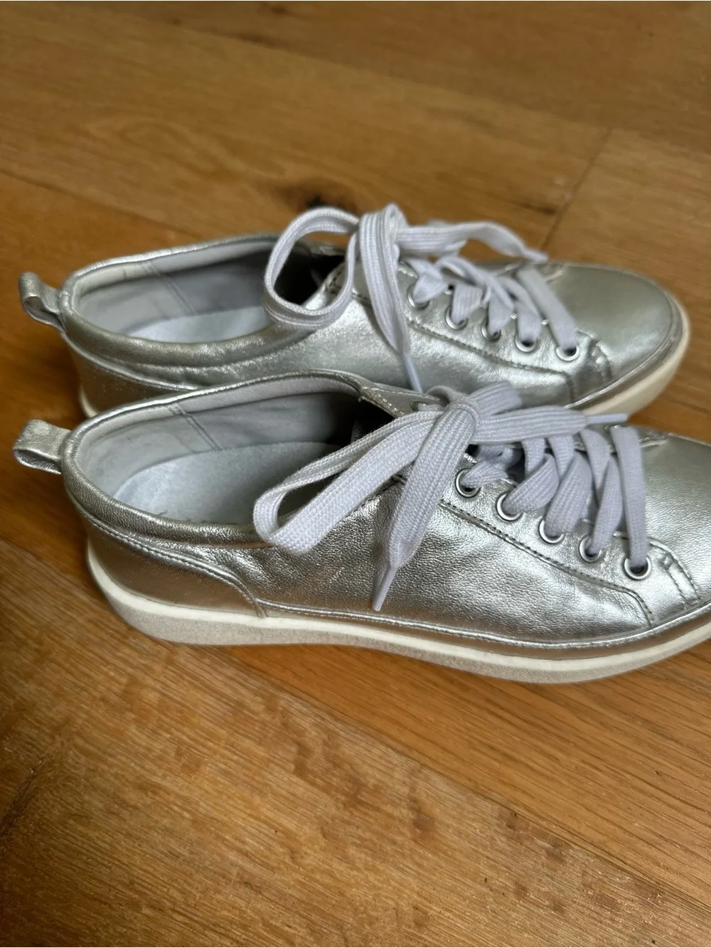 Vionic metallic silver